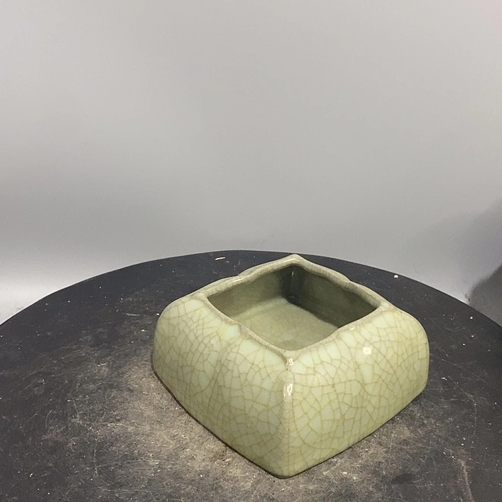 官窑笔洗造型独特