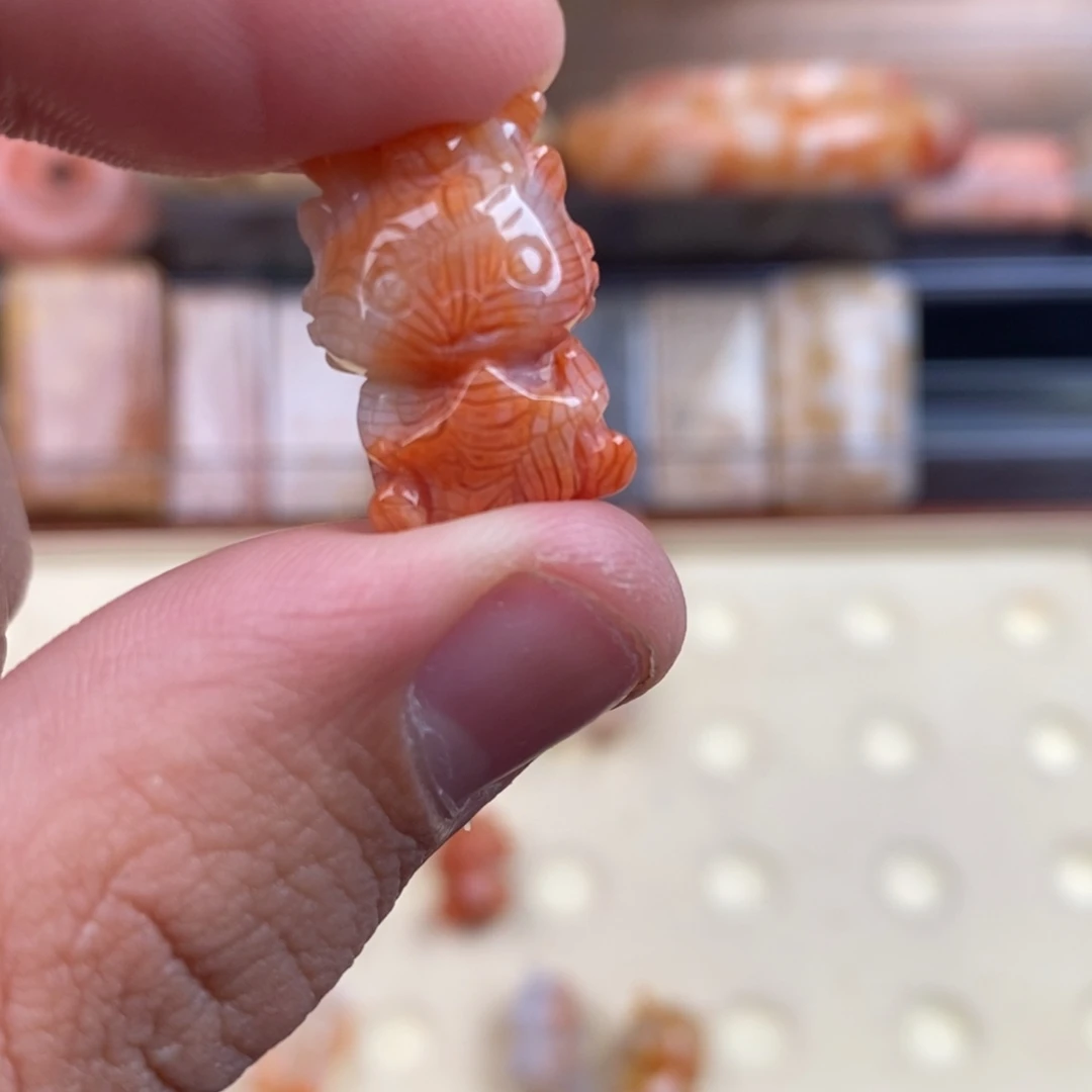 硅化玉颈饰未镶嵌百**?