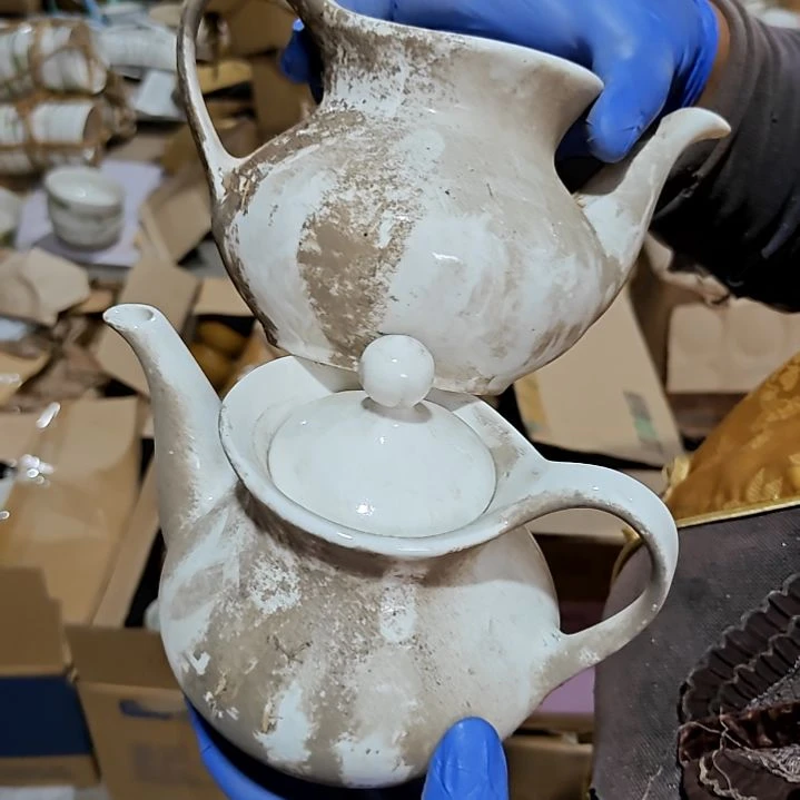 瓷片盘子碗茶壶啥都有