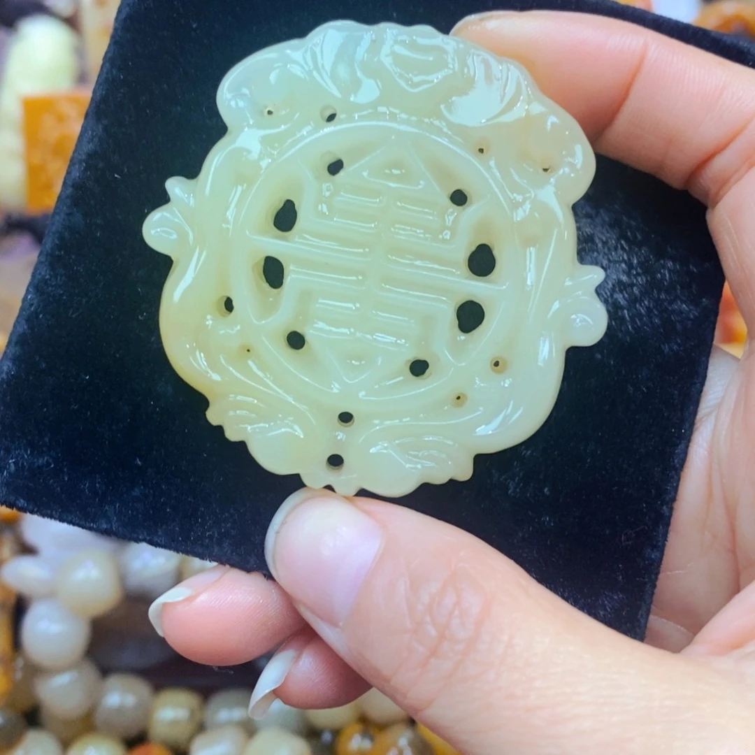 未镶嵌石英质玉（黄龙玉）颈饰