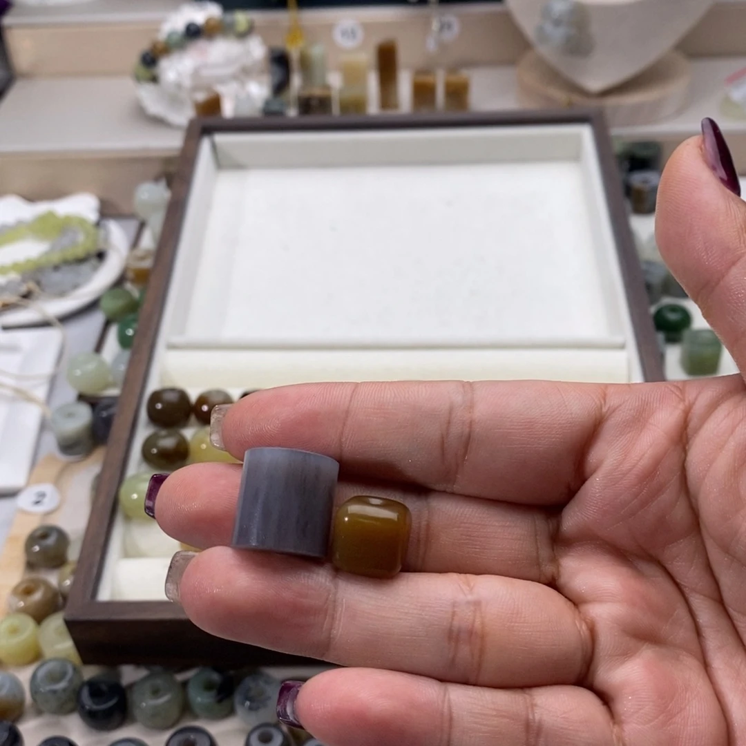 魔***王和田玉未镶嵌颈饰买断