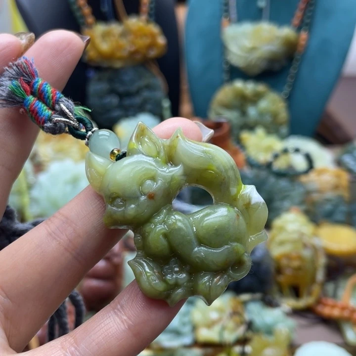 蛇纹石玉未镶嵌颈饰