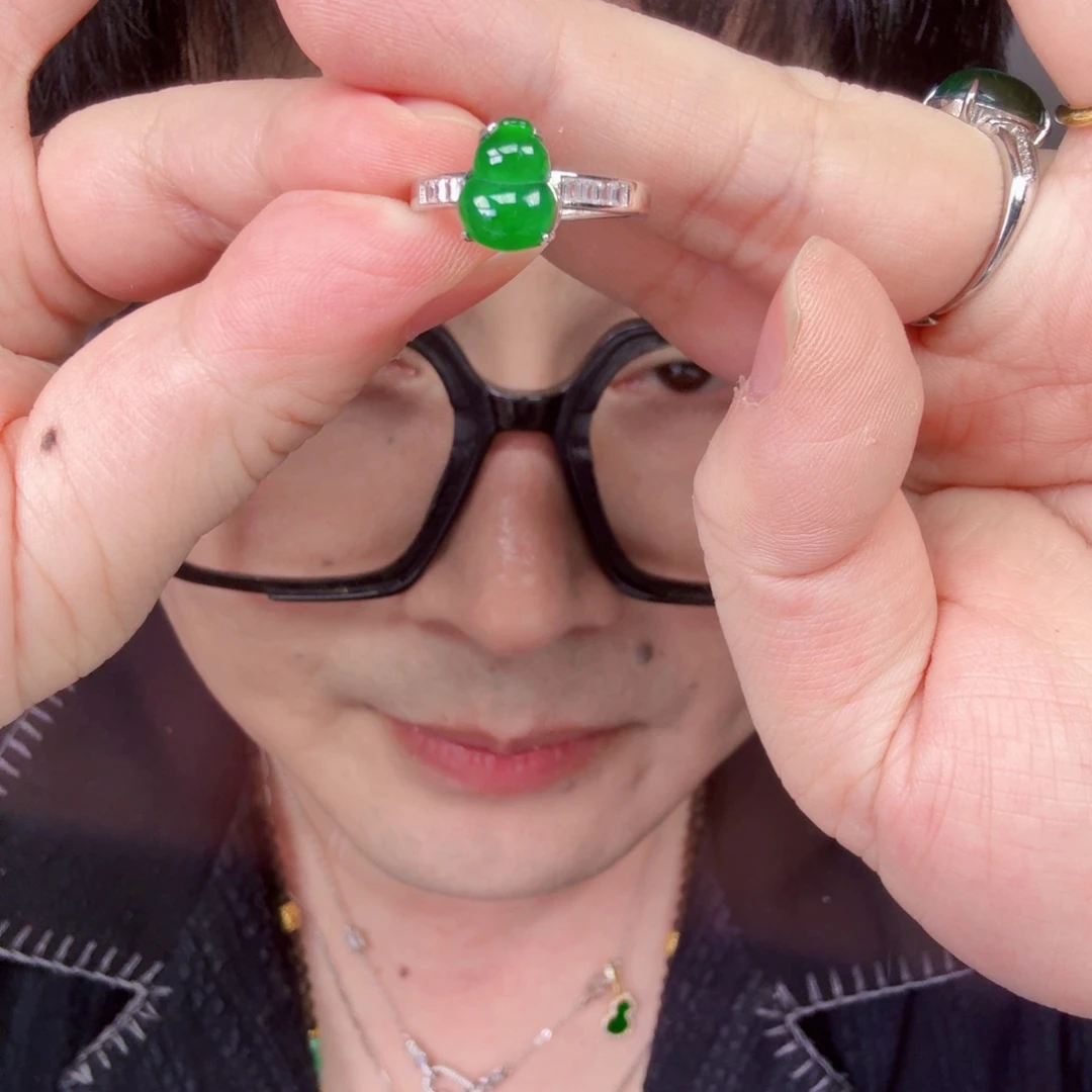 翡翠未镶嵌颈饰一件