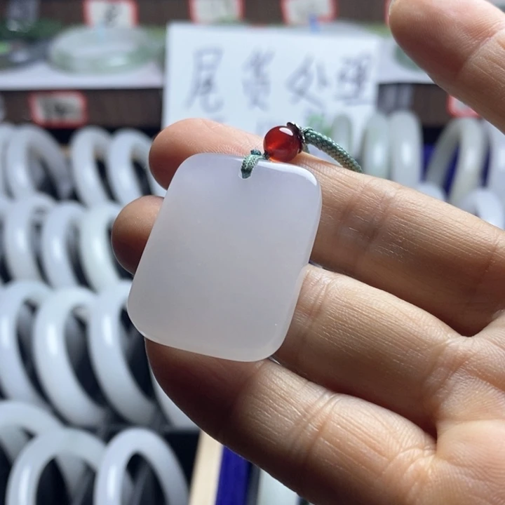 颈饰未镶嵌石英质玉（金丝玉）