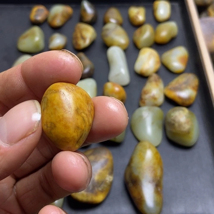 温***玉和田玉（糖玉）未镶嵌珠宝奇石