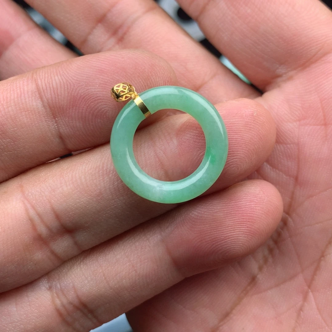 翡翠18K金镶嵌颈饰甜甜圈