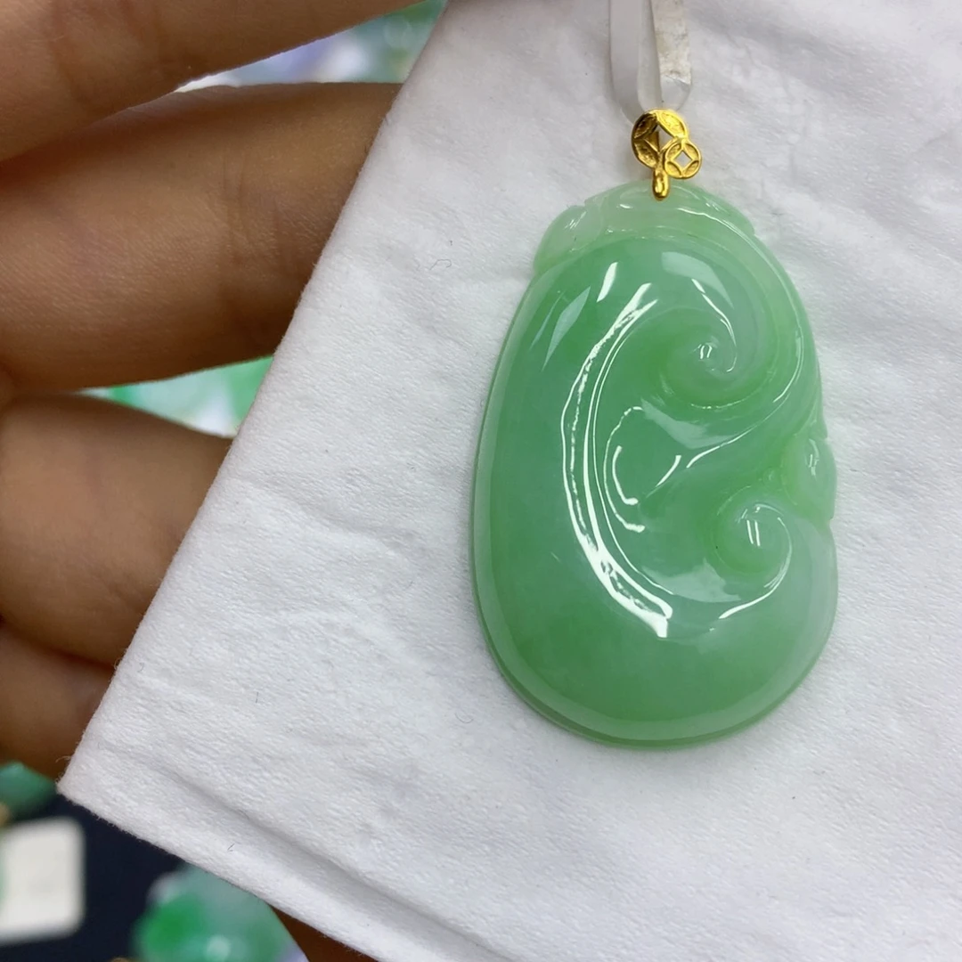 翡翠18K金镶嵌颈饰