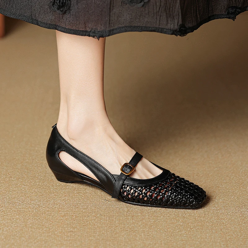 包头时装一字带凉鞋女夏2025年新款休闲配裙子法式编织镂空洞洞鞋