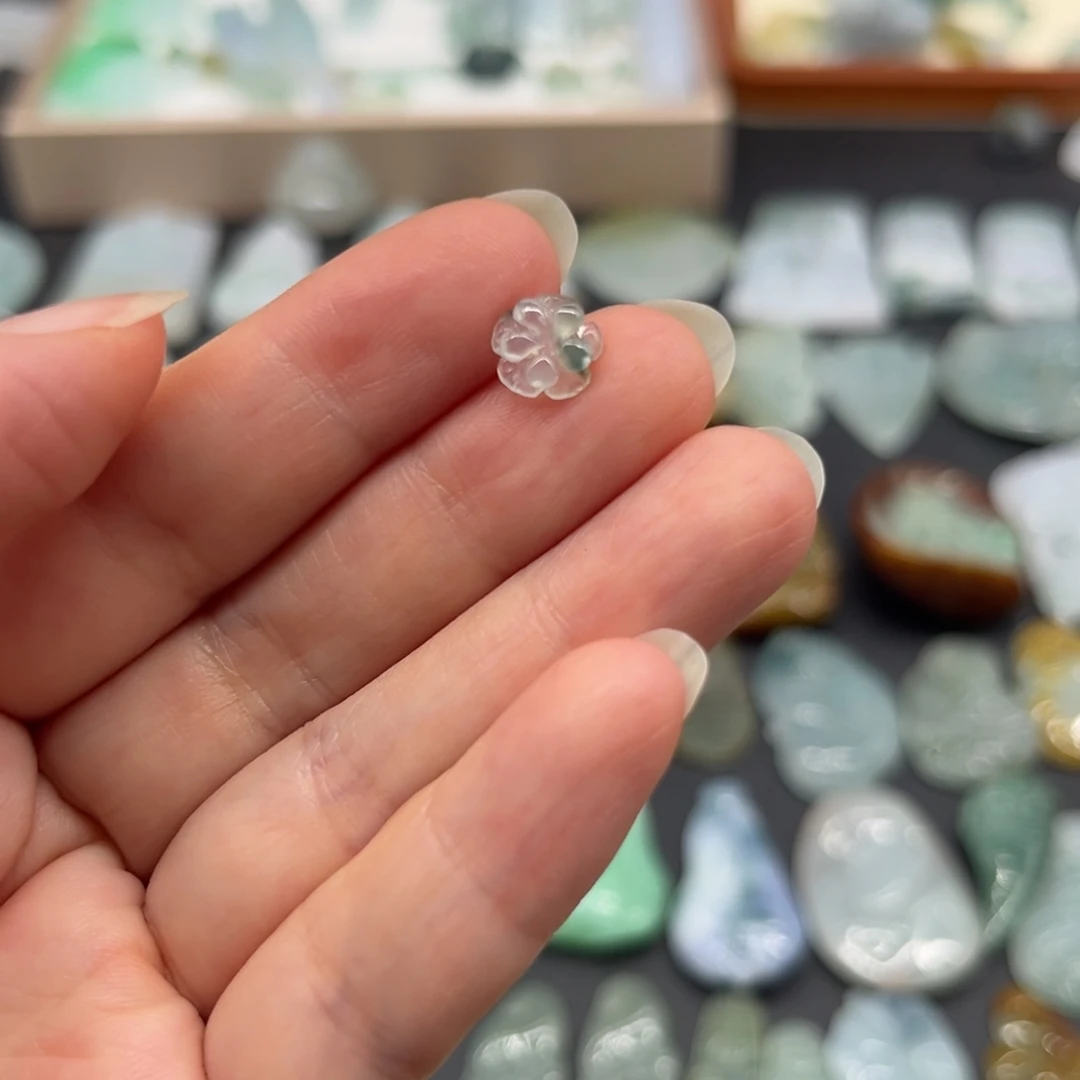 翡翠未镶嵌颈饰小花