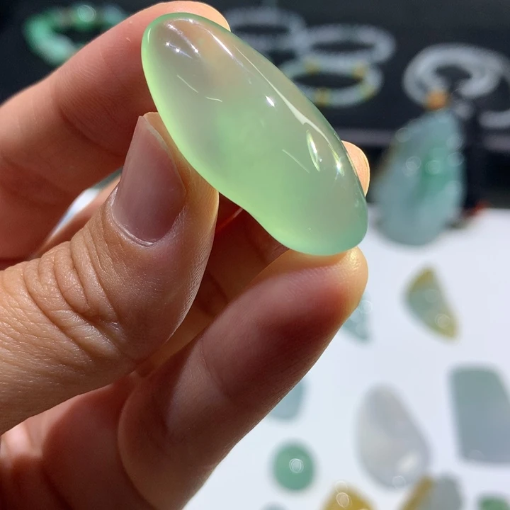 翡翠未镶嵌颈饰随形