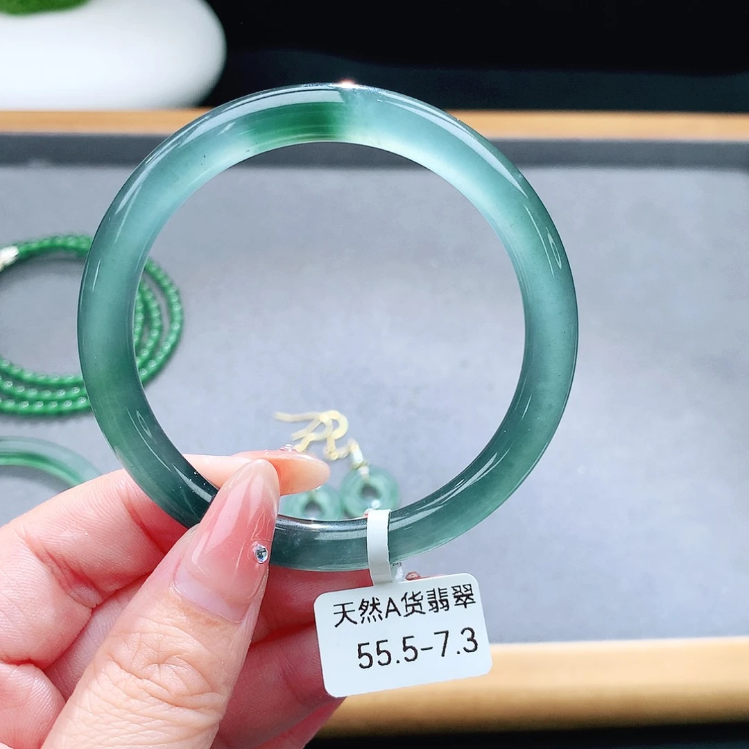 未镶嵌手镯（圆镯）翡翠