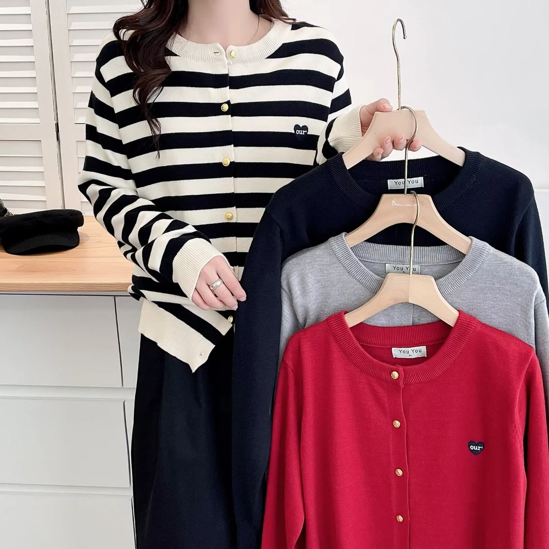 大码胖mm秋冬韩版新款时尚针织开衫宽松圆领爱心字母刺绣毛衣3081