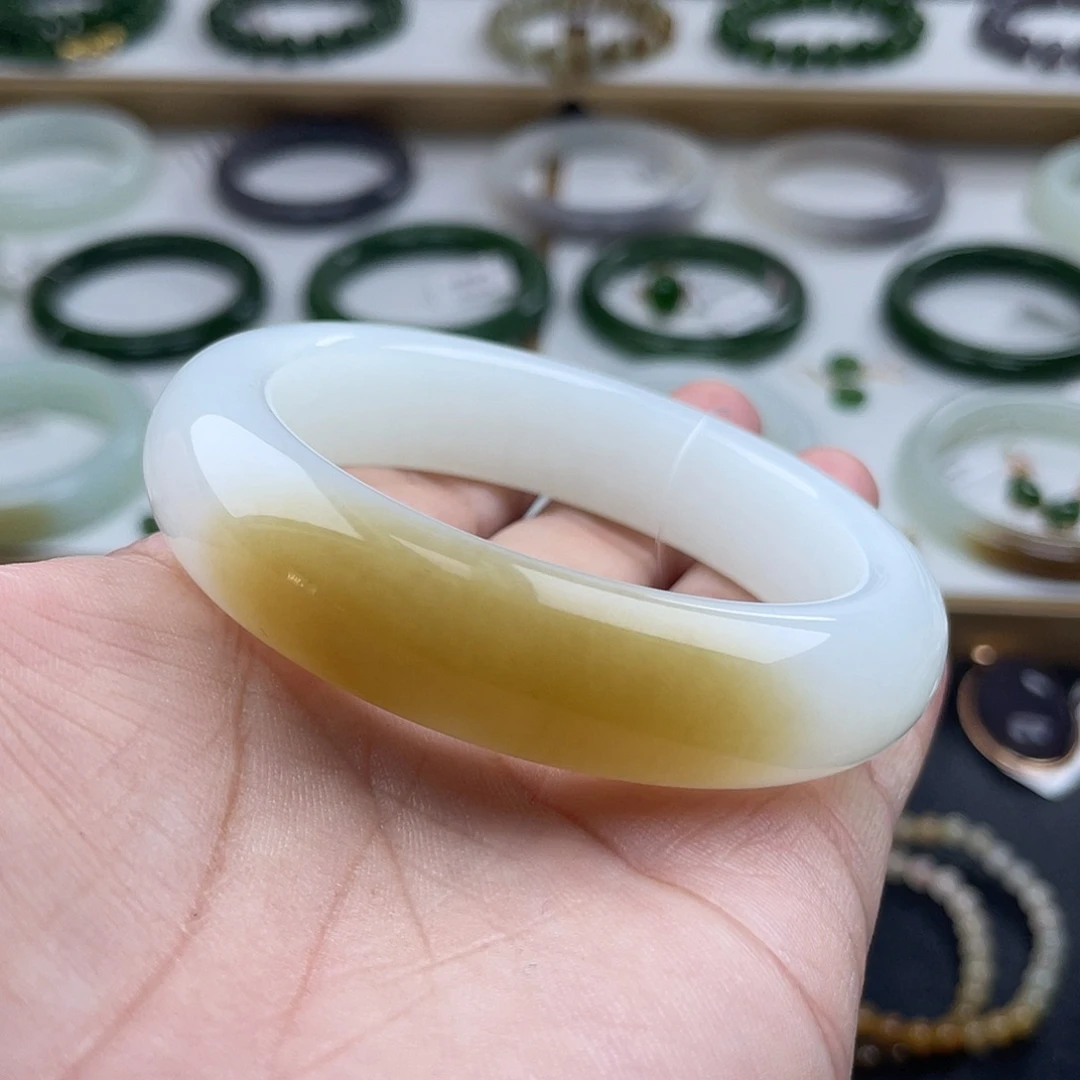 和田玉（糖玉）手镯未镶嵌且末糖白玉