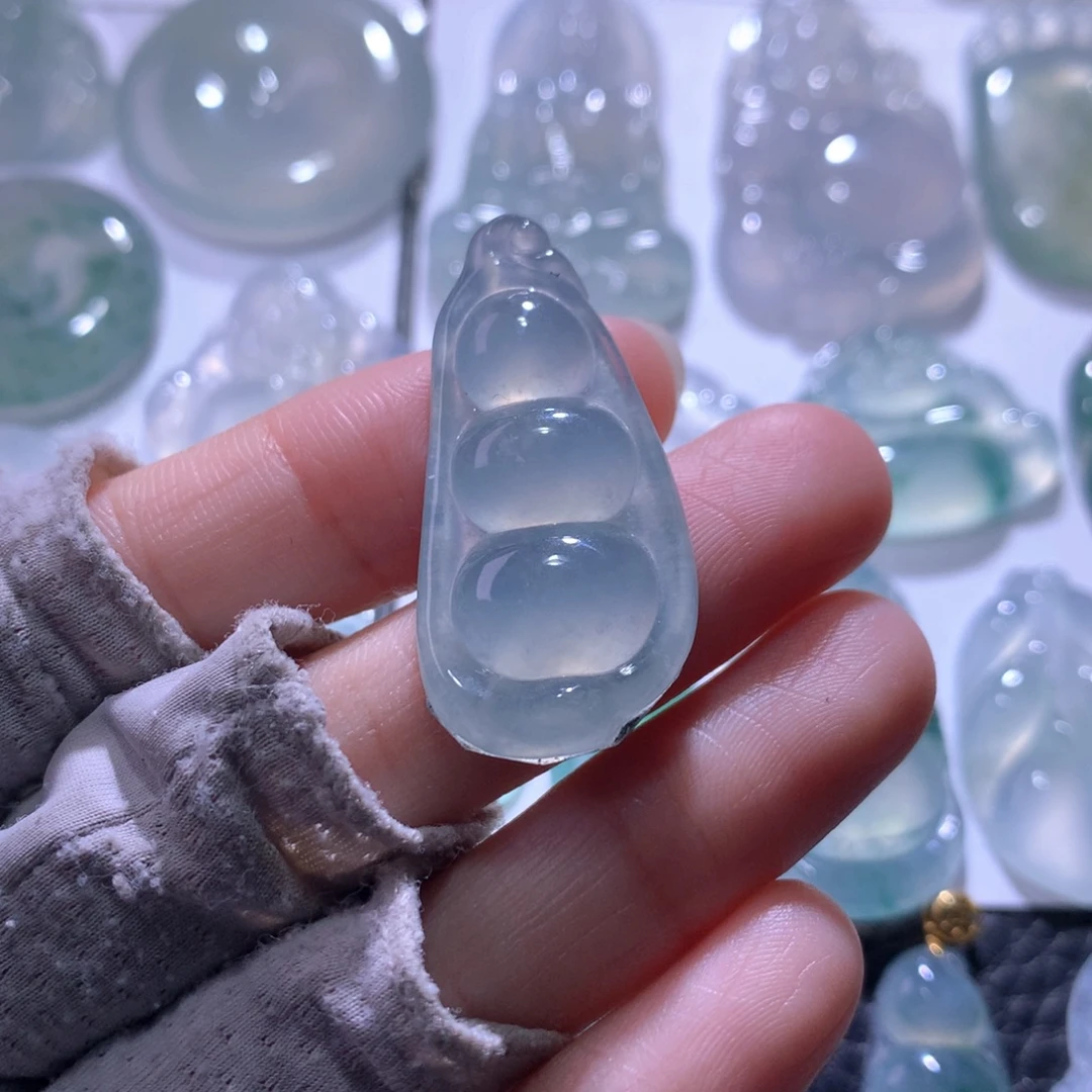 翡翠未镶嵌颈饰豆