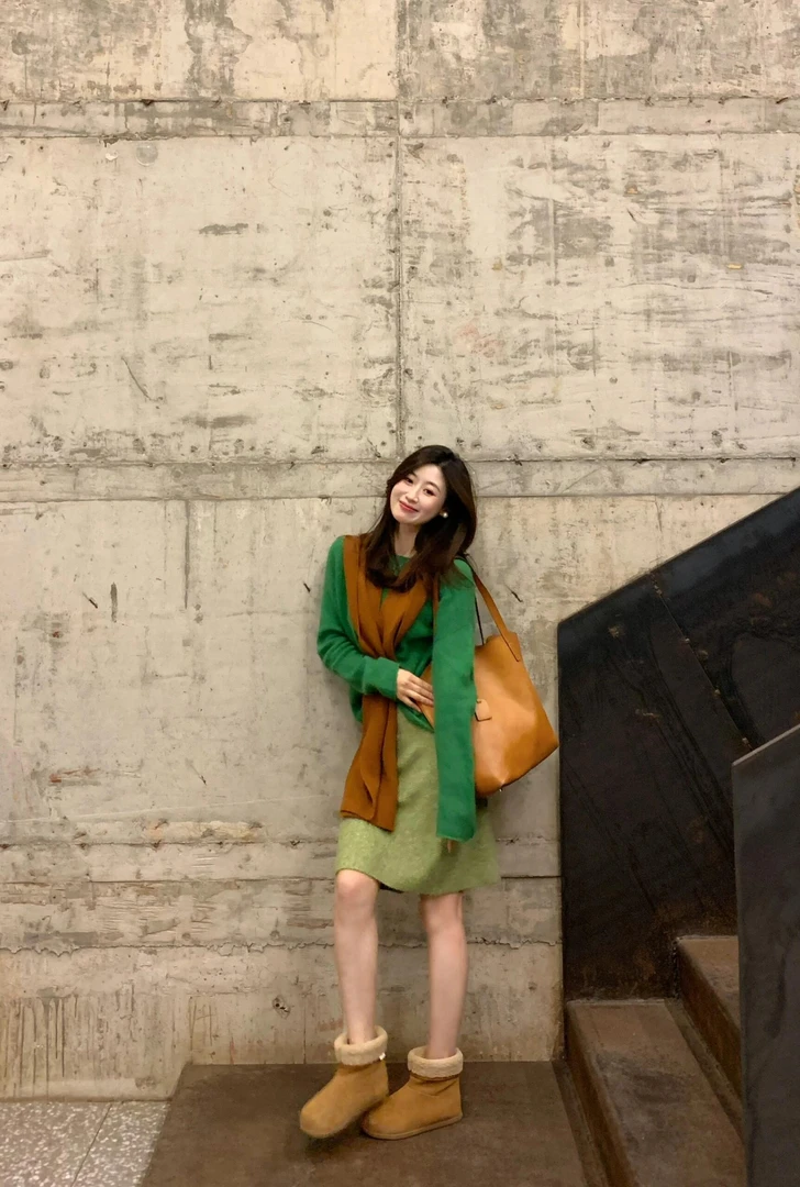 冬装搭配一整套高级感套装气质显瘦绿色圆领毛衣半身短裙两件套女