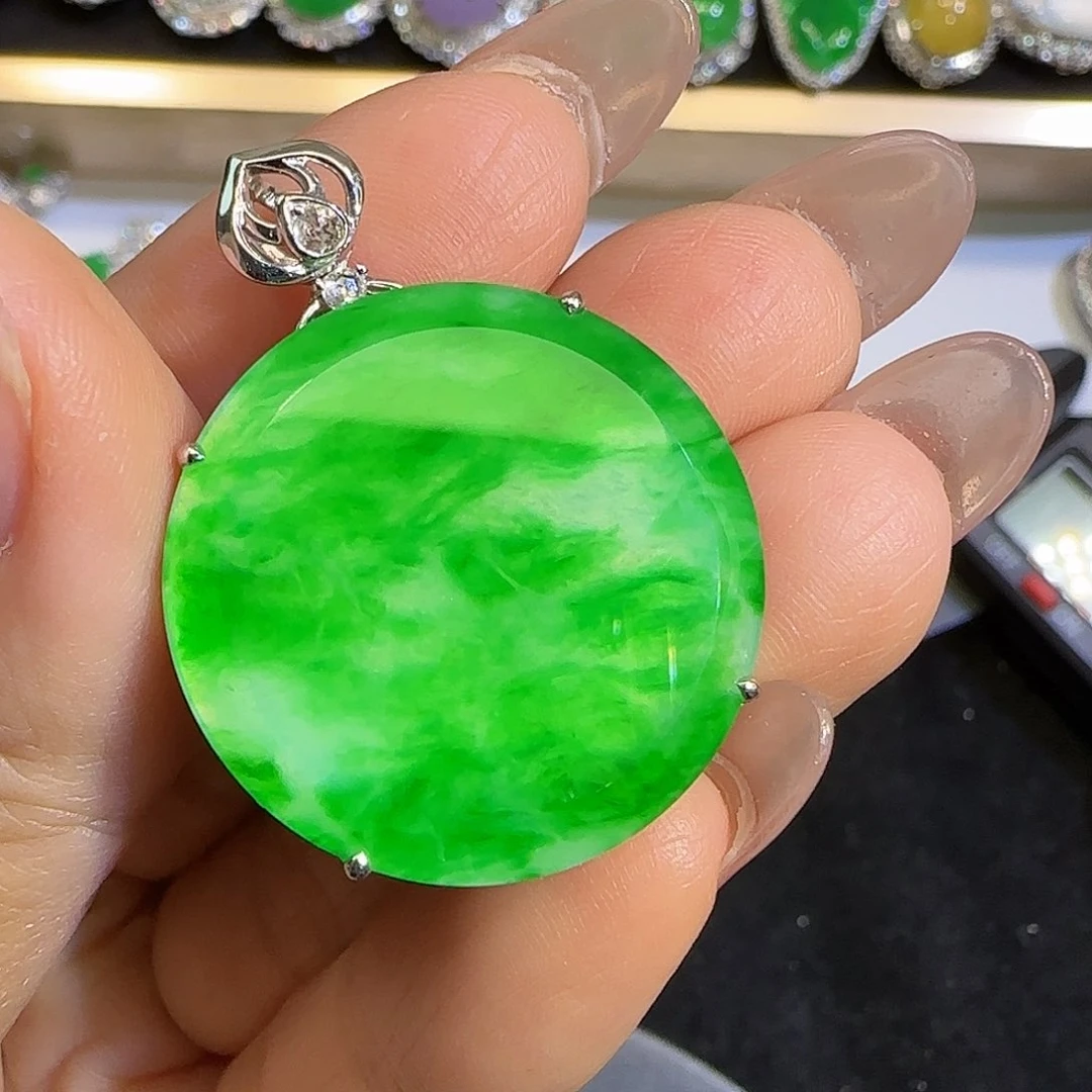 翡翠颈饰18K金镶嵌。