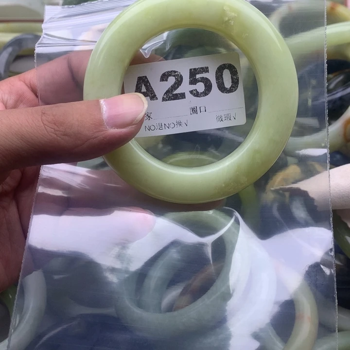 唯***豁未镶嵌蛇纹石玉手镯