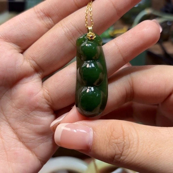 颈饰18K金镶嵌和田玉（碧玉）