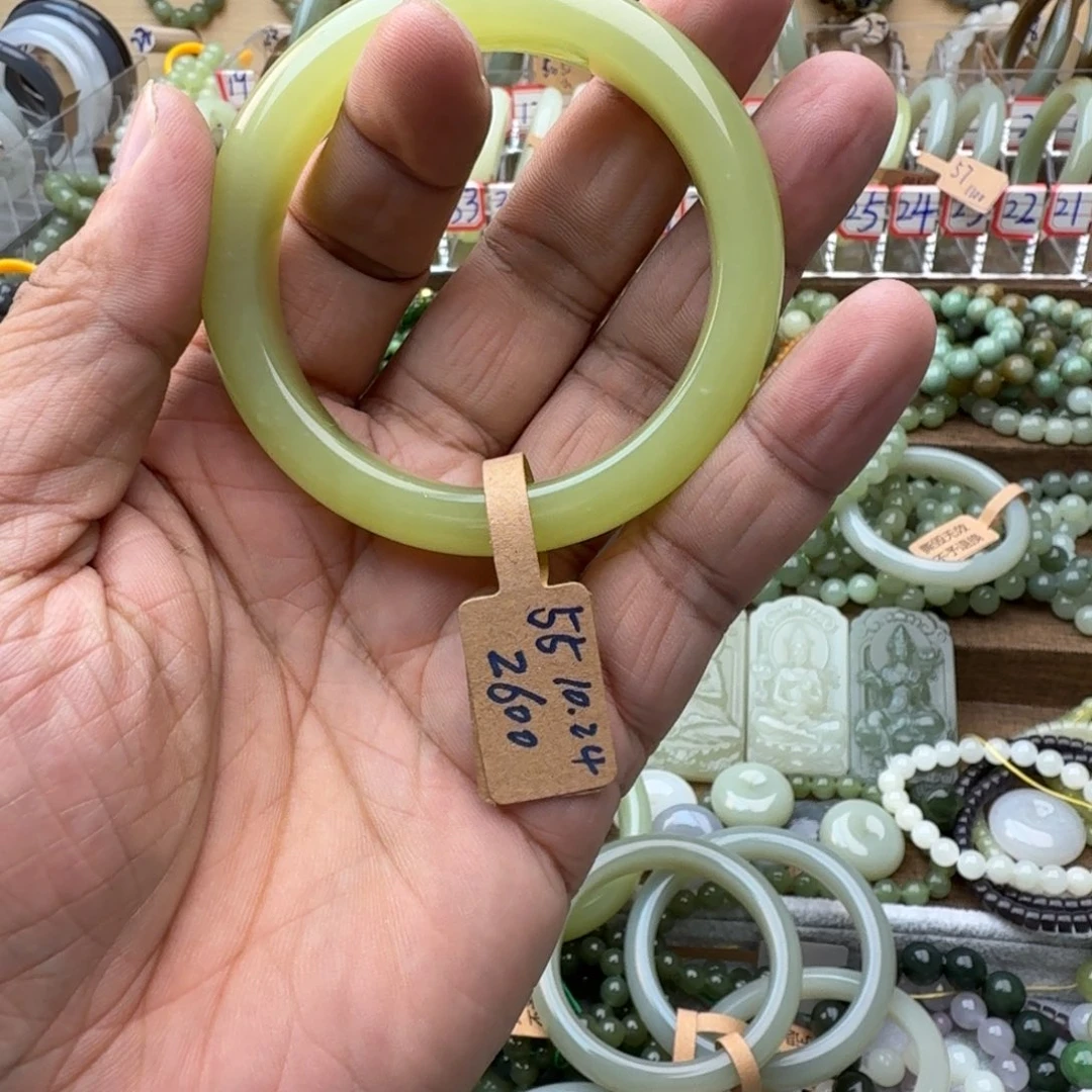 熊****和田玉未镶嵌手镯