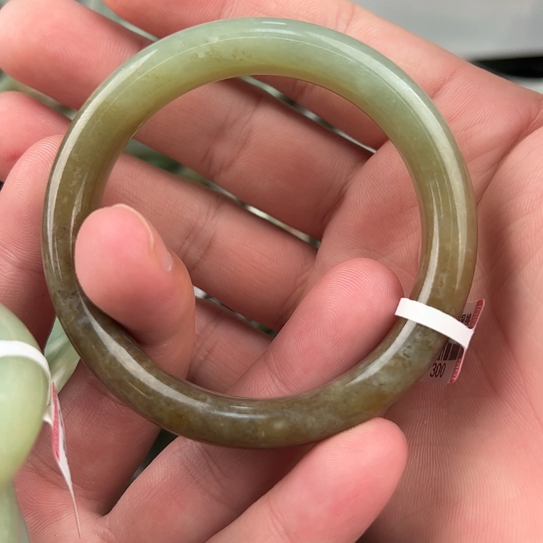 爱***随和田玉未镶嵌手镯