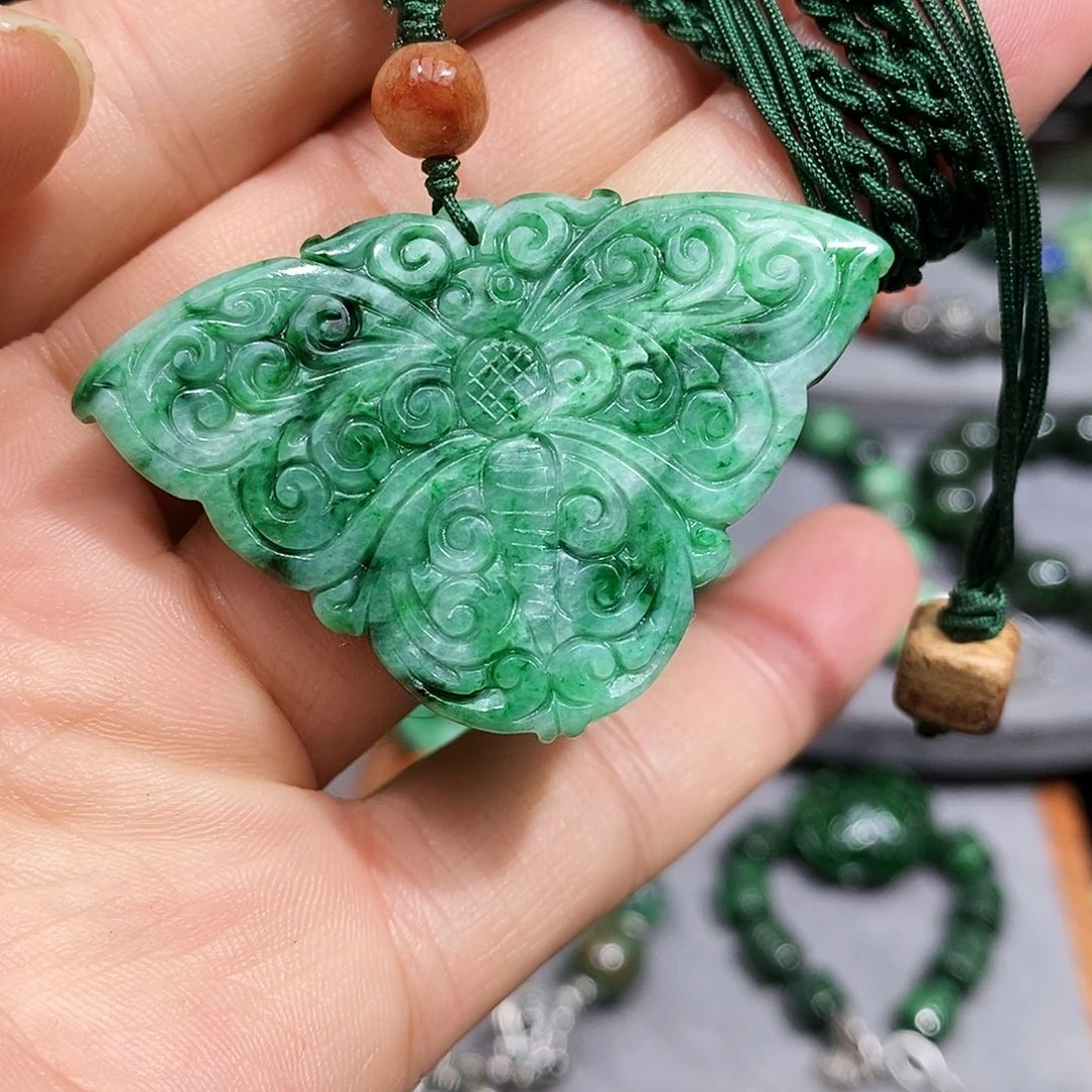 颈饰未镶嵌翡翠漂亮美眉