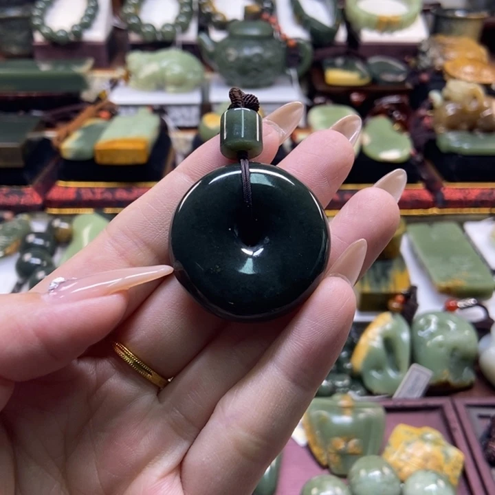 颈饰未镶嵌岫岩老玉（透闪石质玉）