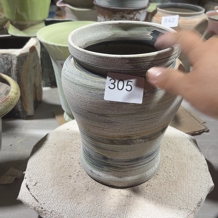 摆件陶高19，口11，有孔，305