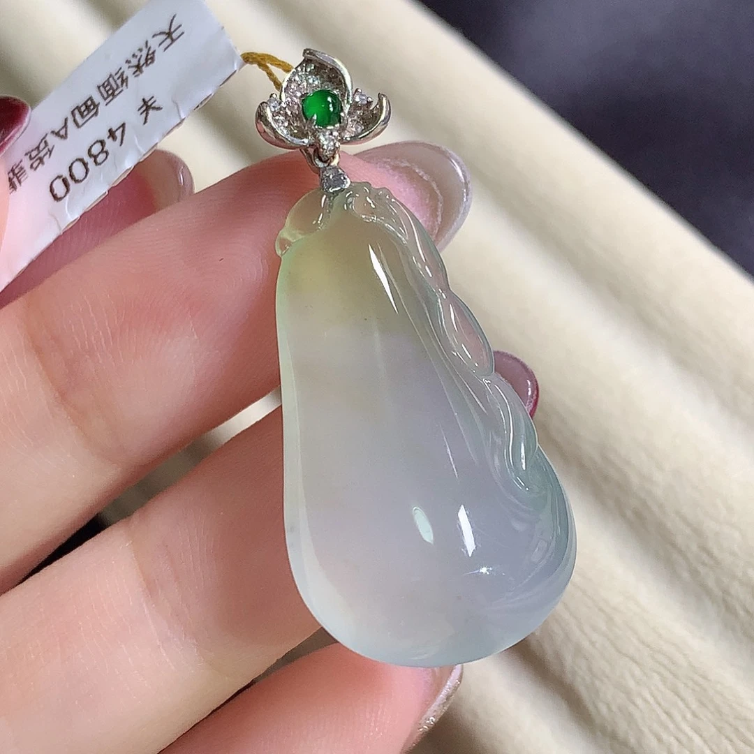 翡翠18K金镶嵌颈饰瓜