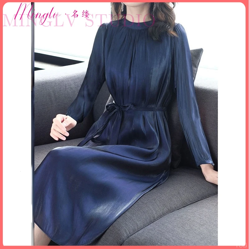 简单大方穿搭秋季光泽感通勤风藏盘色系带高级感直筒中长款连衣裙