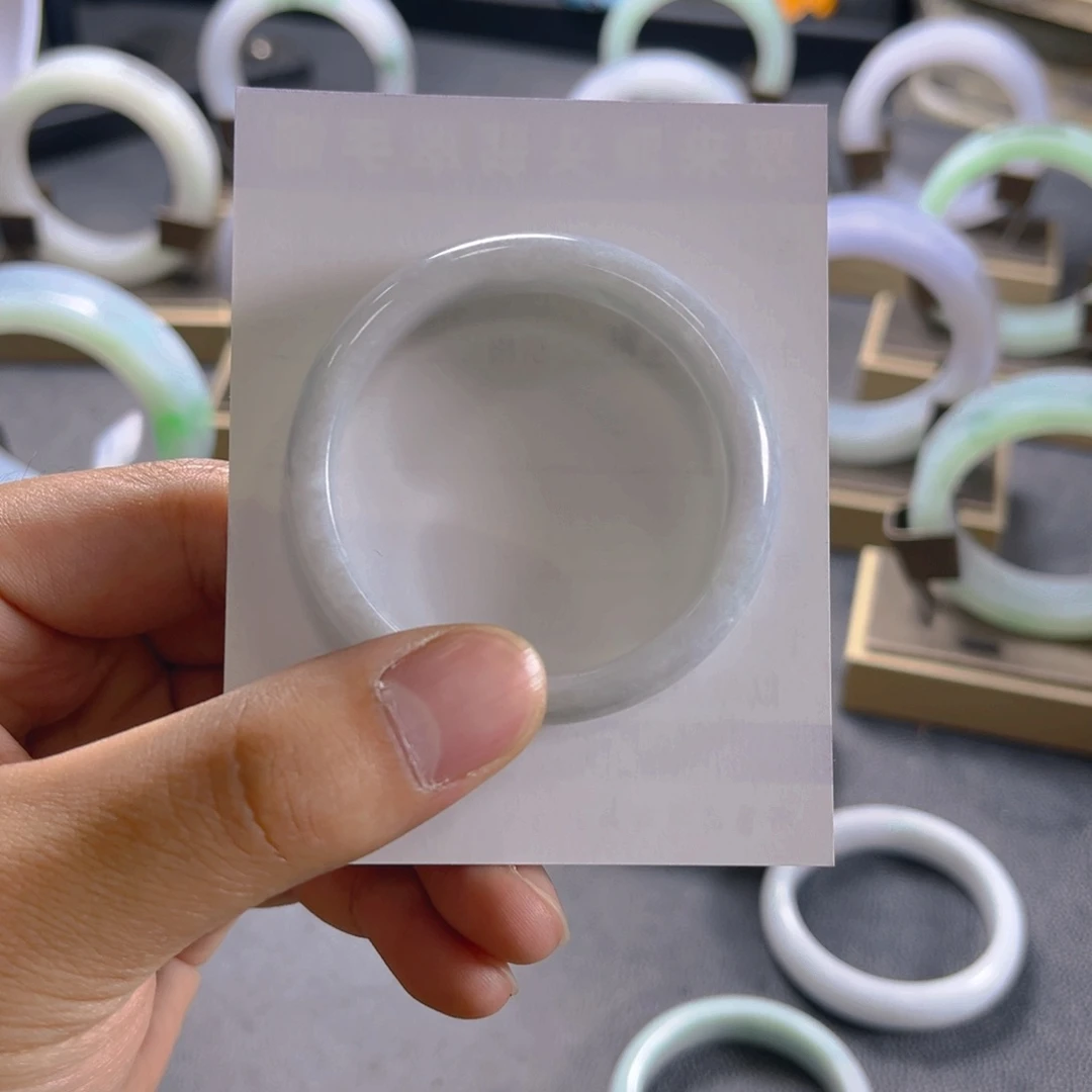 翡翠手镯未镶嵌十****?手镯