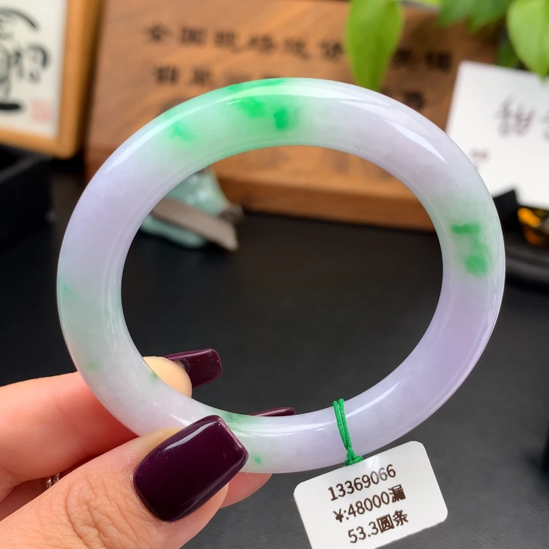 翡翠手镯未镶嵌（一手）春彩圆条，实价52800
