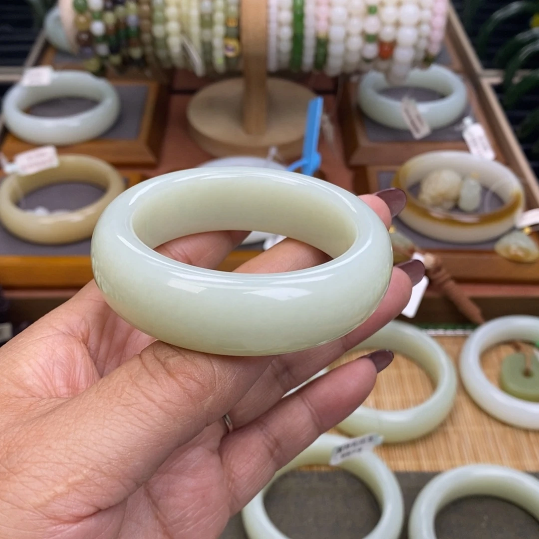 和田玉未镶嵌手镯