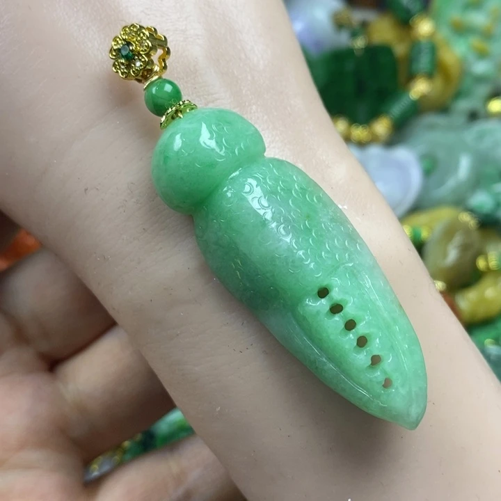 翡翠未镶嵌吊坠(赠链)