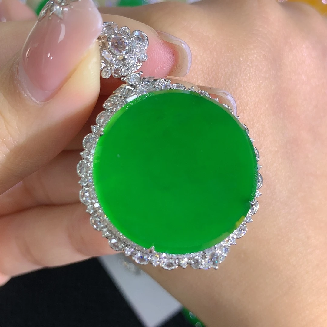 翡翠18K金镶嵌颈饰圆牌