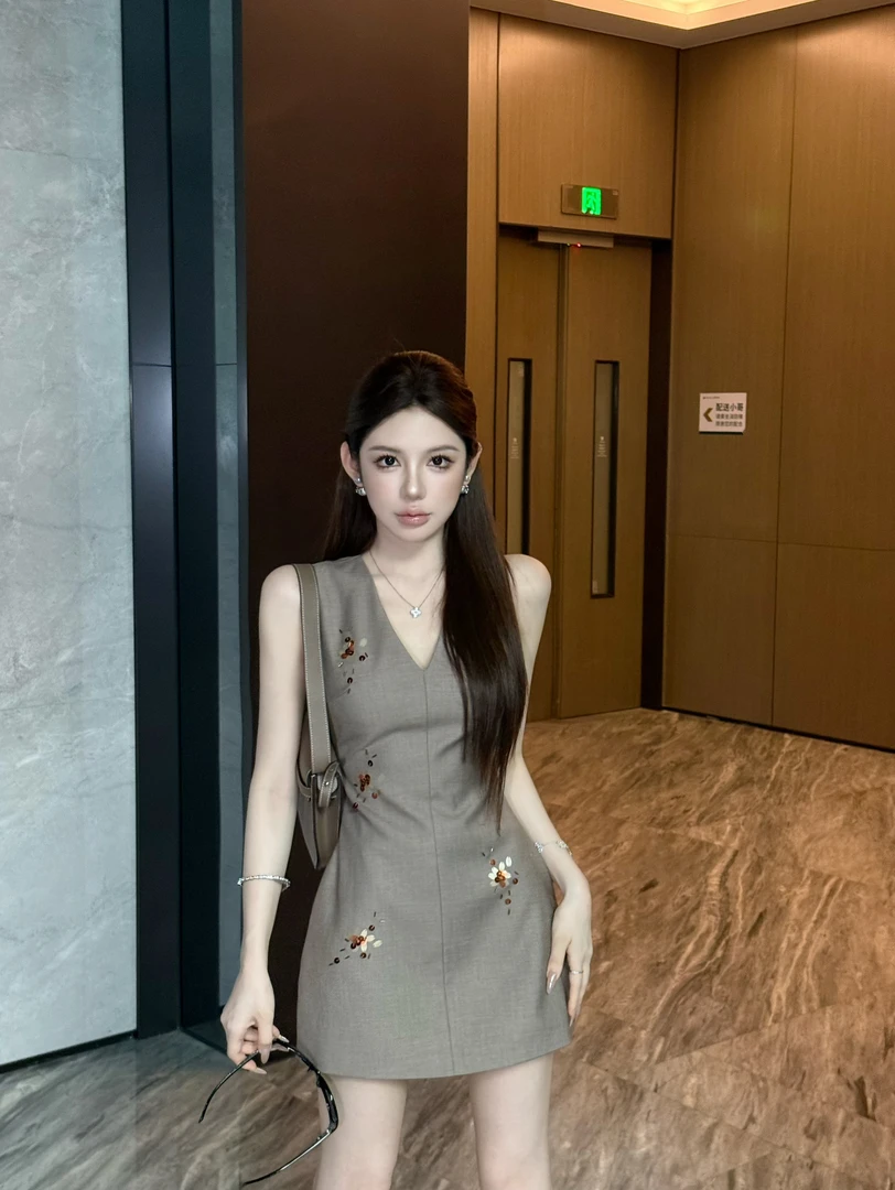 粉红PINK丨“韩感穿搭”设计感重工手工刺绣亮片连衣裙LWJ25B2Q1258