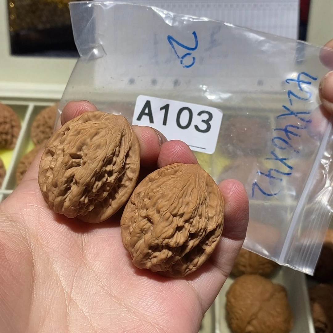 文玩核桃吊坠虎头