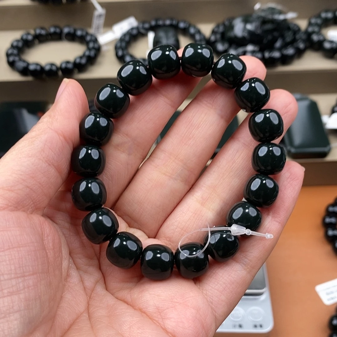 平***人和田玉未镶嵌手串