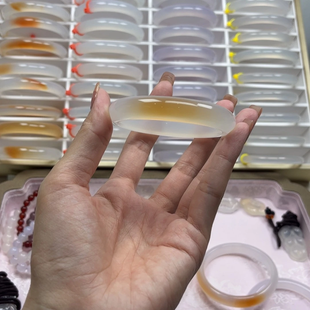 玛瑙/玉髓手镯未镶嵌美****?