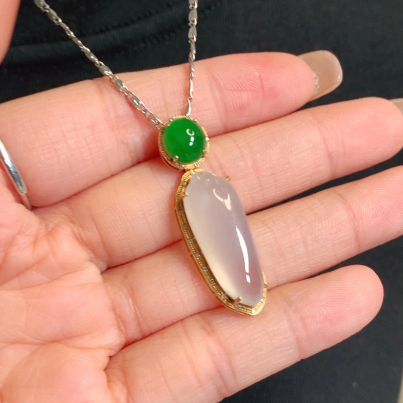 【闪购商品】颈饰18K金镶嵌翡翠福瓜