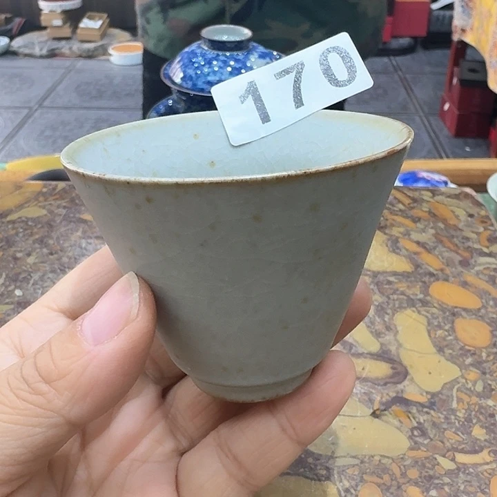汝瓷杯一个，瓷。。。品茗
