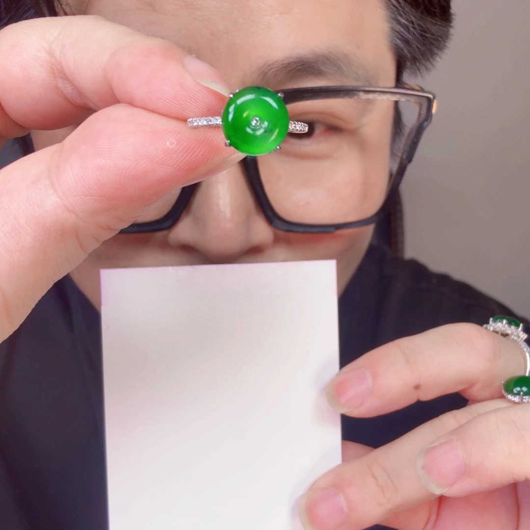 翡翠未镶嵌颈饰一件