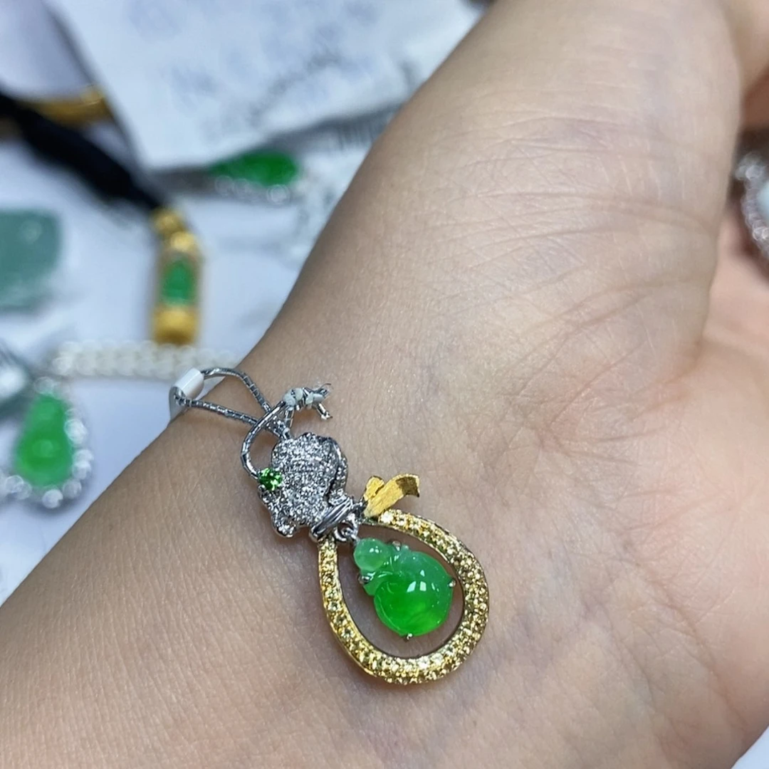 【闪购商品】颈饰18K金镶嵌翡翠玛**卡吊坠