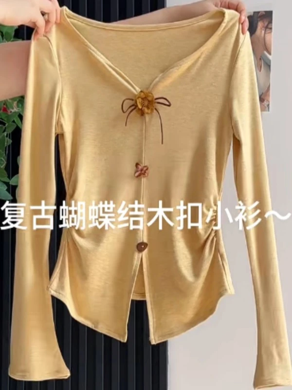 法式复古黄色蝴蝶结木扣掐腰针织衫女秋季新款设计感开叉长袖上衣