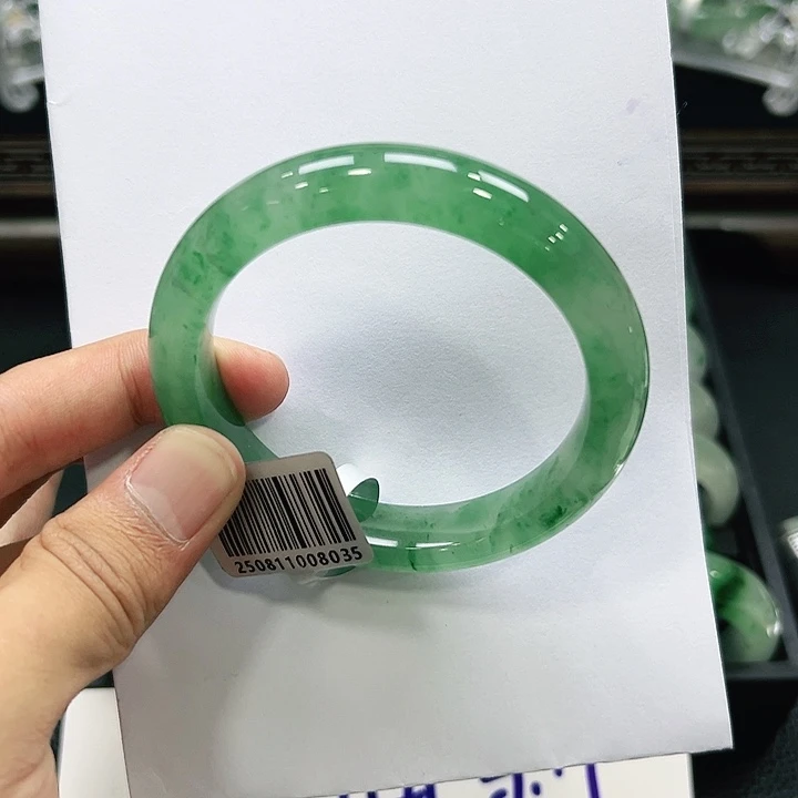 用***3未镶嵌手镯石英质玉（非洲翠）