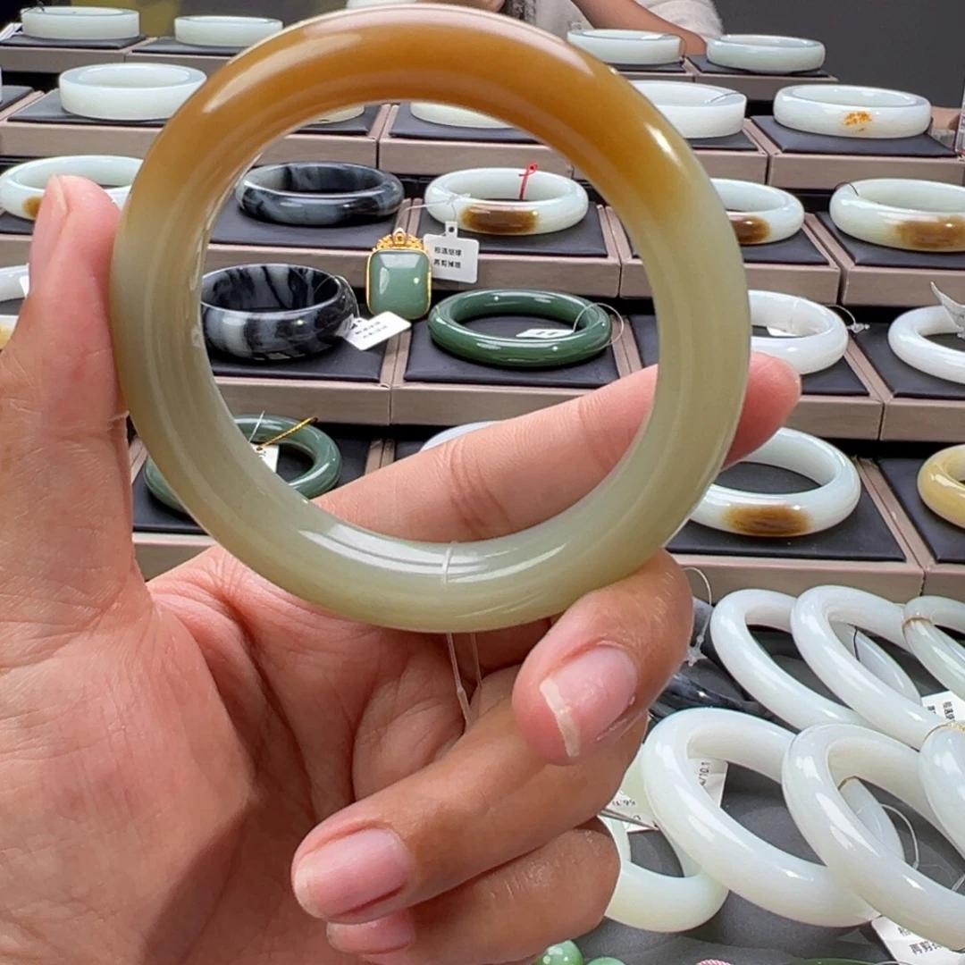 和田玉未镶嵌手镯