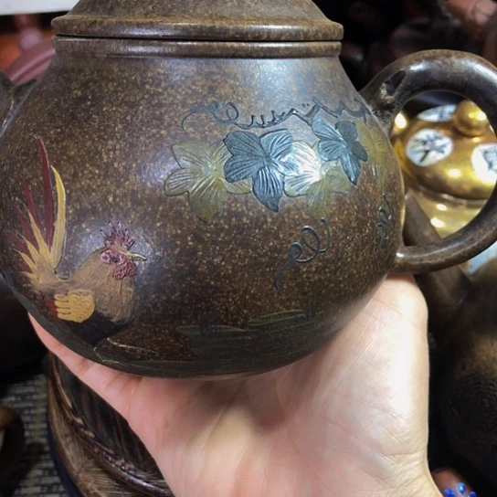 茶壶紫砂原矿泥料手工制作的一把紫砂壶。