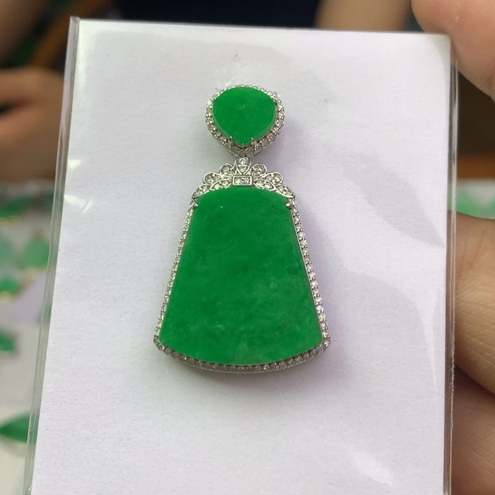 翡翠18K金镶嵌颈饰翡翠