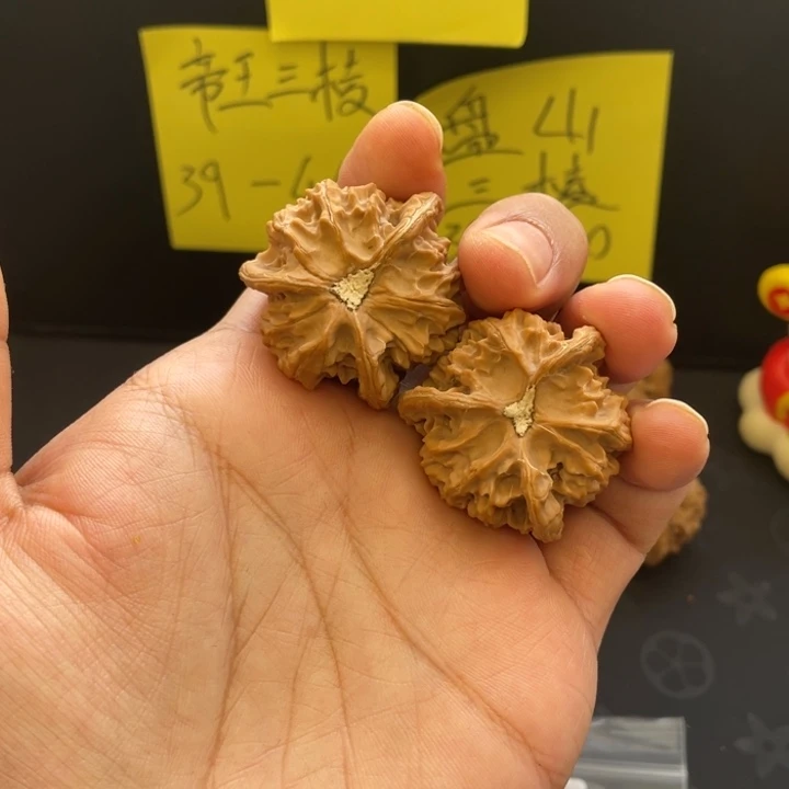 冊***把件文玩核桃盘山三棱人奔4.0尺寸3.6高全品白茬