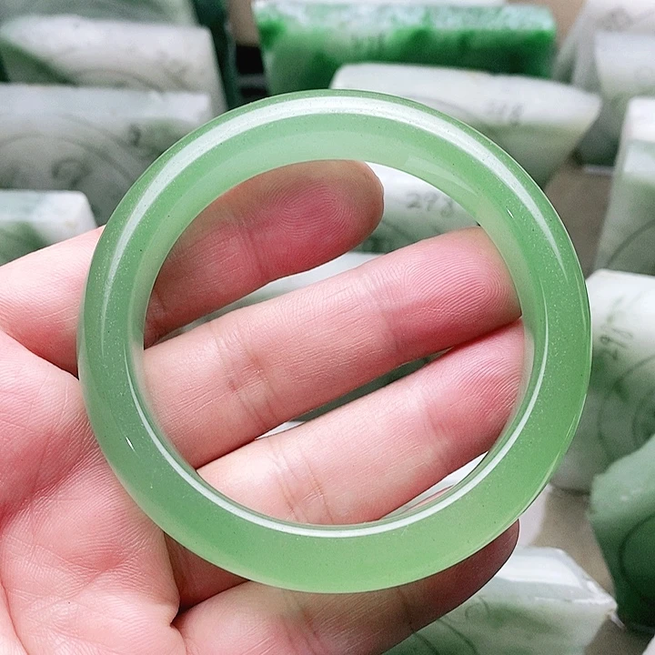 玉***所石英质玉未镶嵌吊坠