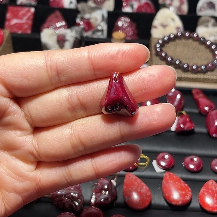 天然辰砂全透原矿吊坠10.9克